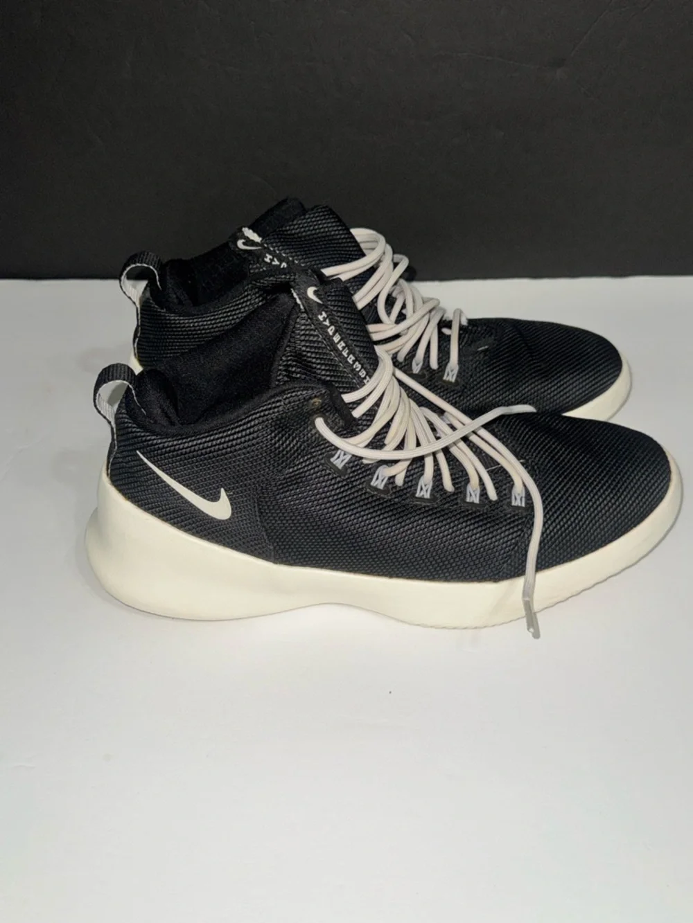 Nike I Men’s I Black and White Lightweight Mid-top